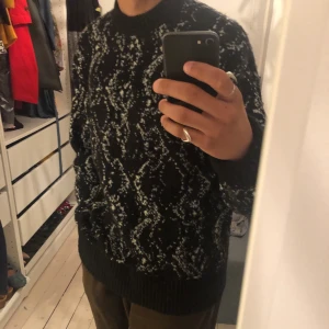 Weekday Tröja - Weekday Sweatshirt i ett abstrakt mönster. Storlek S men sitter som M-L. Knappt använt då jag tappat intresset för plagget. Möts i Malmö och tar Swish. Står ej för frakt!
