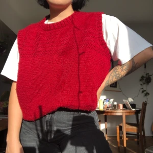 Stickad väst - Röd stickad väst. Är lite nopprig (se bild 2) men fortfarande sjukt snygg speciellt nu inför vintern! Skulle säga att den passar S-L beroende på hur man vill att den ska sitta (jag på bilden har oftast s/m) Möts upp i Malmö, annars står köparen för frakt 🚚 💕