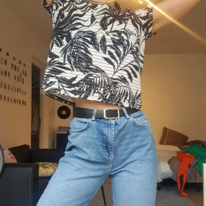 Gullig topp från Veromoda - Säljes pga att jag inte använder den längre🌹 jätte fin och har använt den ett tal gånger men i fint skick ändå💎