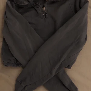 Crop sweater pull and bear  - Super fin crop sweater från pull and bear använd i Max fem minuter. Säljs för att jag tyckte jag inte passade i den och någon kanske skulle älska den :) 