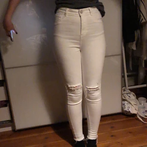 ripped skinnyjeans från zara - Vita jeans ifrån zara, sparsamt använda. Frakt i pris