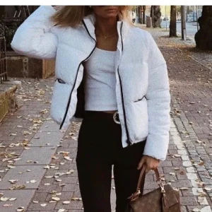 Puffer jacka - Säljer supersnygg vit puffer jacka från hm för att jag har för många jackor. Skön och varm nu inför vintern. Frakt tillkommer💞 Buda i kommentarerna, avslutas 18:30 onsdag!💞💗