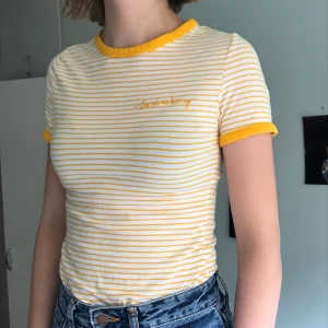 ”Sweet as honey” t-shirt  - Gullig tröja från HM med texten ”sweet as honey”! Bra skick, dock en liten fläck som knappt syns (se bild ovanför)! Kan mötas upp i Gbg, köparen står för frakt! :) 