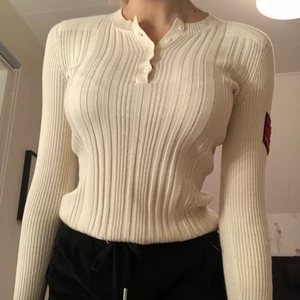 Långärmad DKNY tröja - använd väldigt få antal gånger, nästan nyskick. Köpt för 1100kr i nyc, passar strl xs- liten m💖 lägg bud