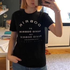 T-shirt, David Dobrik  - T-shirt av David Dobrik. Skönt material och bra skick. Köptes för ca 3 år sedan.