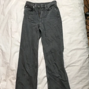 Svarta/gråa baggy jeans weekday  - Fina lite baggy, gråa jeans från weekday. Fint skick och storleken är 26 i midjan och 30 i längden, modellen Rowe. 200kr 💞