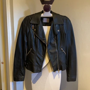 Skinnjacka  - Säljer min skinnjacka som är använd ett fåtal gånger endast, så skicket är väldigt bra, dock har ”öglan” som man hänger på är av.  Köparen står för frakten. 