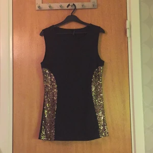  - Köpt ifrån affären New Yorker, aldrig använt, fin topp med guld paljetter på sidorna. 

Har swish och kan posta! 