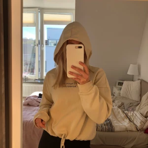 Gina Tricot hoodie  - En jättefin beige hoodie från Gina Tricot. Användt en gång. 
