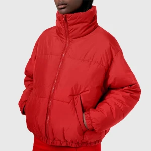 RÖD PUFFERJACKET - Jag tänkte nu sälja vidare denna snygga pufferjacket från WEEKDAY!!❤️❤️ Jag köpte den själv här på Plick, men säljer den nu eftersom den var för kort på armarna. Ska vara använd en säsong utav tidigare ägare. Frakt: runt 88kr. 