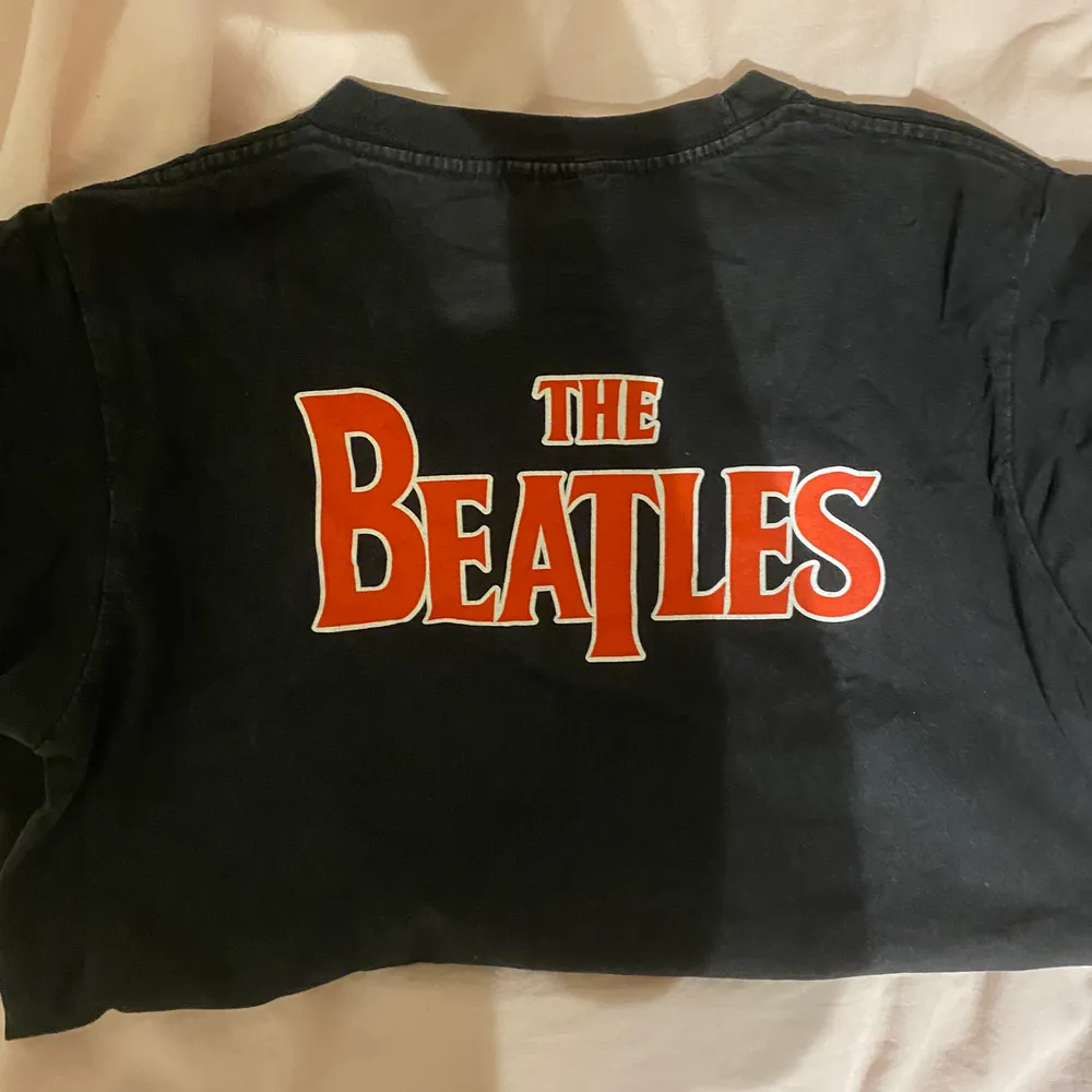 Supercool bandtröja från the Beatles. Kul vartiant på de andra populära bad/artisttröjorna. Jag har inte använt den så mycket så den ser ut som när jag köpte den. 🥰 . T-shirts.