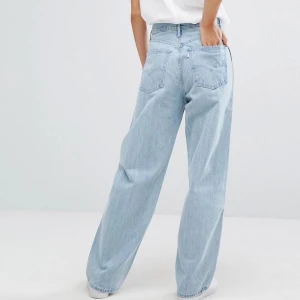 Snyggaste Levis jeansen i mkt bra skick!  - Sjukt snygga jeans från Levis line 8 som tyvärr inte passar mig (därav är de 2 första bilderna tagna från internet) riktigt snygg passform och färg! Frakt på 59 kr annars möts vi på söder 💙🐛  budgivning i kommentarsfältet om fler är intresserade!