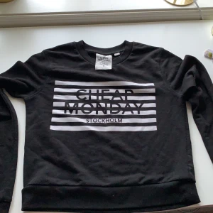 Cheap monday tröja  - Säljer min fina cheap monday tröja i storlek S. Använd ett fåtal gånger så i väldigt bra skick!💕 pris kan diskuteras 