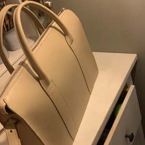 Sandqvist ALICE beige - Nyskick och köpt i somras, helt oanvänd. Nypris: 2995:-