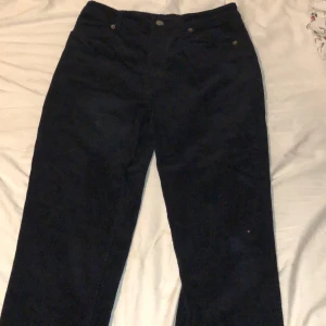 Monki manchesterbyxor  - Svarta manchesterbyxor, hellängd, mellanmidjade, nypris 400kr