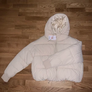 Puffer Jacket  - SÅLD! Helt ny, har lappen kvar. Populär croppad puffer jacka från Monki slutsåld online. Kan bäras av storlek S-L beroende på hur man vill att den ska sitta. Jag är vanligtvis storlek M. Kan spännas åt nertill. Säljer pga köpte i två olika färger och gillar andra mer. 