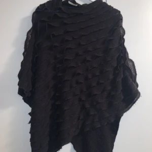 Poncho  - Poncho från Vero Moda. Först till kvarn på alla plagg, ingen budgivning. Ange vilket pris du skulle vilja köpa plagget för så kan vi komma överens om ett bra pris där båda blir nöjda. 