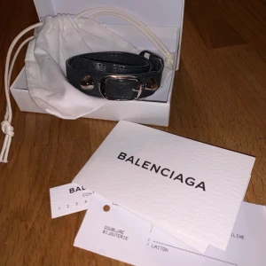 Balenciaga armband  - Balenciaga armband i fint skick . Använt men väldigt sparsamt. NYA BILDER i bättre ljus! KVITTO FINNS⭐️⭐️Buda från 600kr