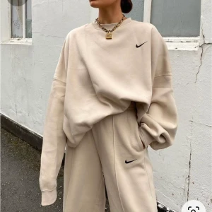 nike sweather - intressekonflikt på min niketröja som är så himla himla fin och älskar den verkligen men får tyvärr ingen användning för den🥺 endast använd en gång så den är i nyskick!! skriv i kommentarerna eller hör av dig till mig😇 