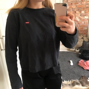 Levis långärmad svart strl XS - Ganska stor i storleken så passar även S. Använt skick men inga skador eller anmärkningar. Den är inte helt svart utan lite mer grå/svart