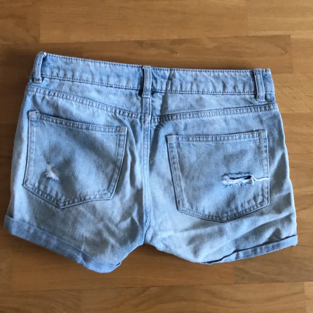 urtvättade jeansshorts med hål på fram och baksida, medium midja. Jeans & Byxor.