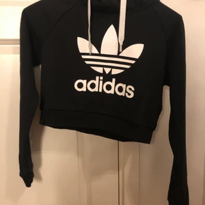 Adidas crop huddie  - En jätte fin cropad huddie från adidas storlek 34 använd ett få tal gånger 