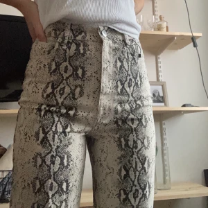Snake print jeans  - 90’s full length snake print jeans. Sååå fina och helt oanvända med prislapp kvar! 