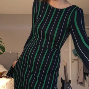 Grön blå randig klänning - Randig kort klänning. Nyskick. Aldrig använd. Djup i ryggen 