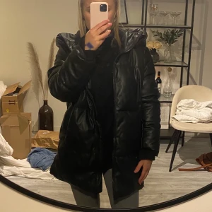 Jacka från Zara - Säljer denna slutsålda jacka från Zara. Aldrig använd och i ett bra skick! Frakt tillkommer! 🖤