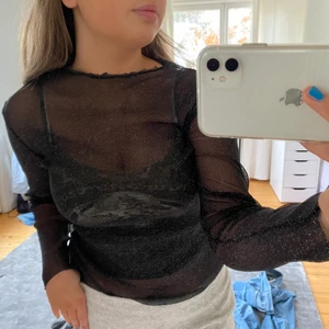 Meshtopp Monki - Svart meshtopp. Den krage som är avklippt. Använd ett fåtal gånger. Köparen står för frakten 🏵