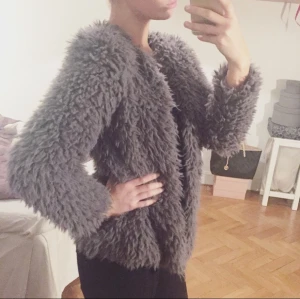  - • Jacka från Zara
• Storlek 34/XS
• Använd ca 3-4 gånger (mycket bra skick)
• Varm och väldigt mysig