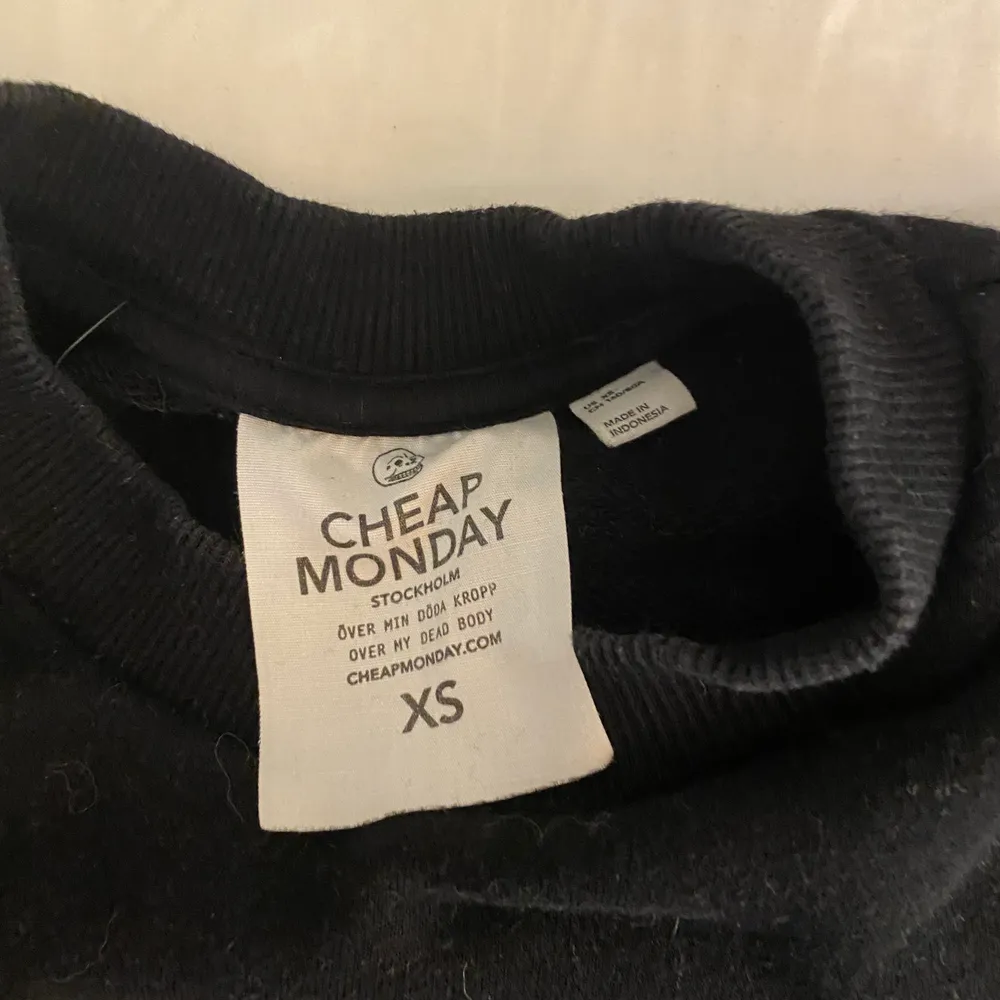 En jätte fin Cheap monday sweatshirt som knappast är använd , den har en väldigt fin pass form och sitter som en Smeck . Tröjor & Koftor.