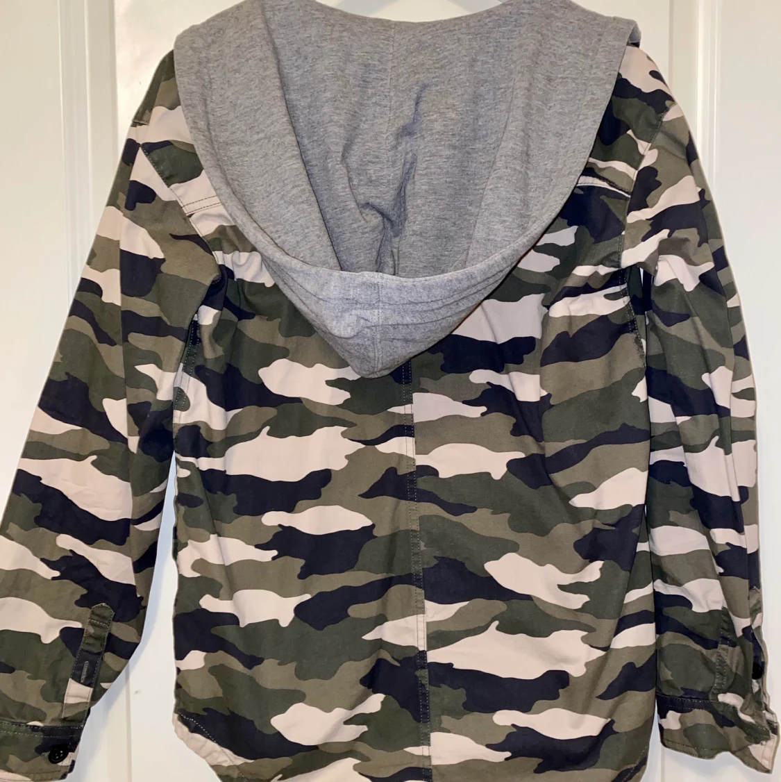 Militärjacka med grå luva - 90