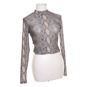 Ormskinn mesh topp - Plagget är köpt på Bik Bok. Använt 1 gång! Tröjan har ingen krage som den lånade bilden visar. Väldigt bra skick! 🤎 Swish funkar 