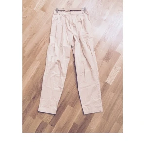  - Märke: Carin Wester 
Storlek: L
Hög i midjan och i fint skick 