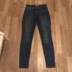Relativt stretchiga jeans från Levis som är använda men i ett bra skick