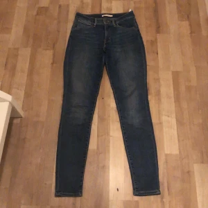 Levis jeans storlek 27 - Relativt stretchiga jeans från Levis som är använda men i ett bra skick
