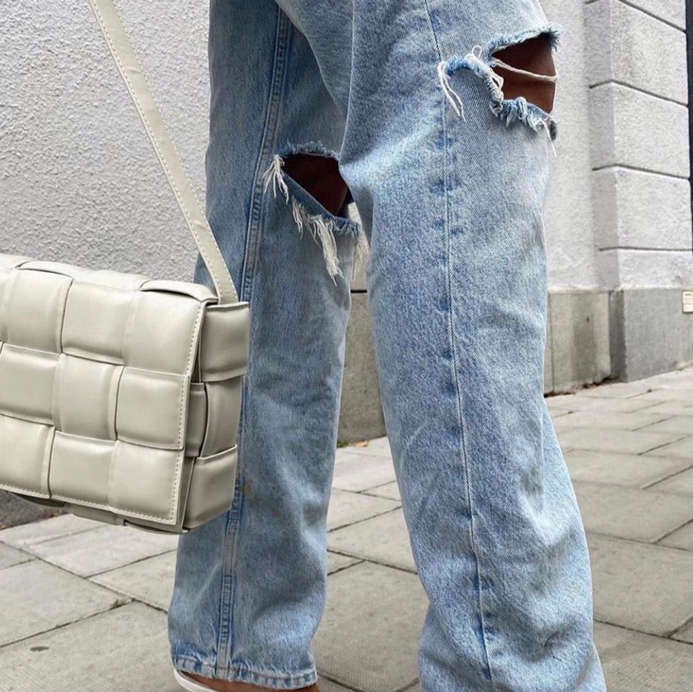 Säljer min as coola gina tricot jeans! Passar till allt och är super sköna. Säljs efts ja har så många jeans o flera liknande bara att buda💕💕nypris 599kr. Jeans & Byxor.