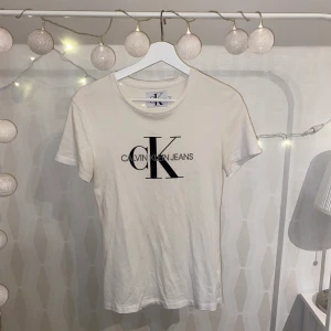 Calvin klein t-shirt (xs) - Säljer nu min Calvin Klein t-shirt då den inte används längre. Köpt för runt 350kr och är i bra skick. Säljer den för 100kr