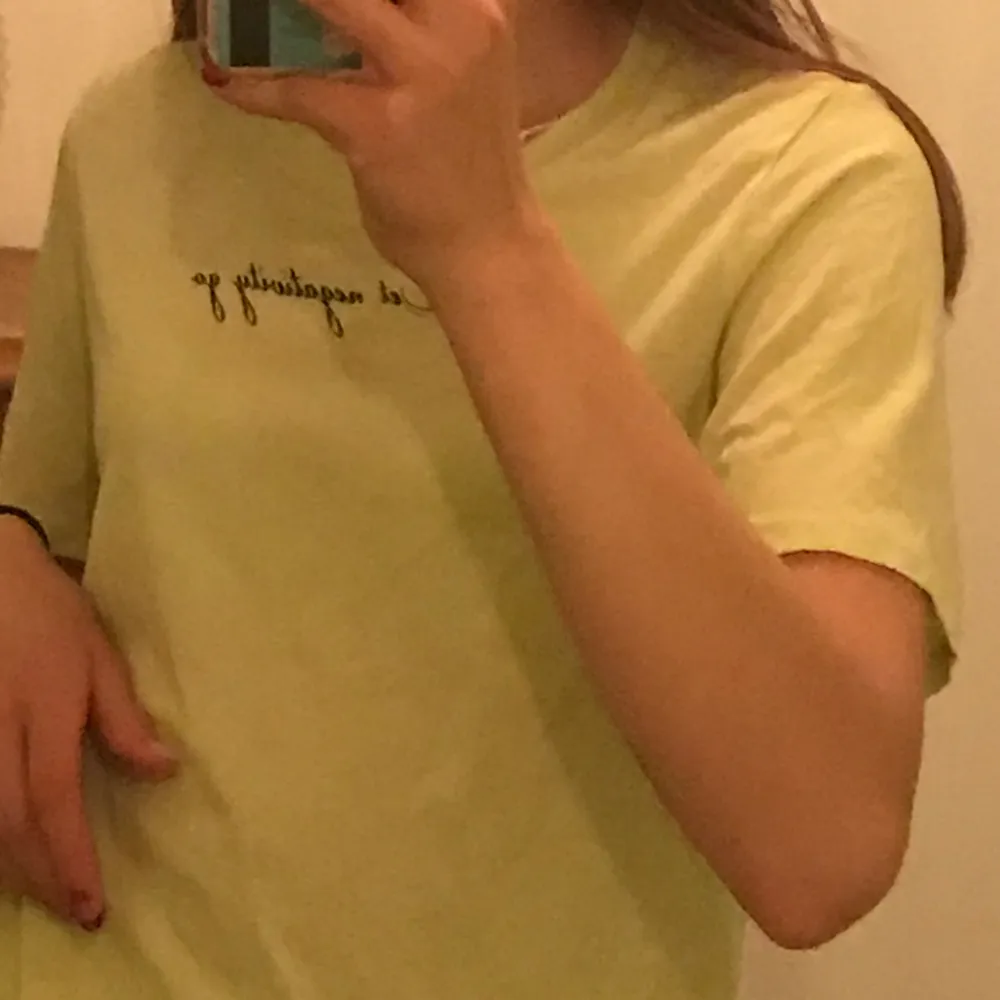 Jätte fin Monki t-shirt i neon grön. Tröjan har ett tryck på sig i skriv stil. Köparen står för frakt🥰. T-shirts.