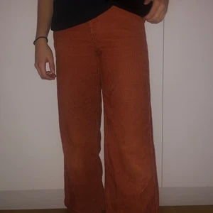 Manchester byxor - Orangea Manchester byxor från VANS i storlek 26. ”Modellen” har storlek S/M och är 169 cm lång. De är liiiite rödare än vad man ser i bilderna men inte mycket. Super coola och snygga till höst och vinter!!! ❤️skriv gärna vad du vill betala!⭐️