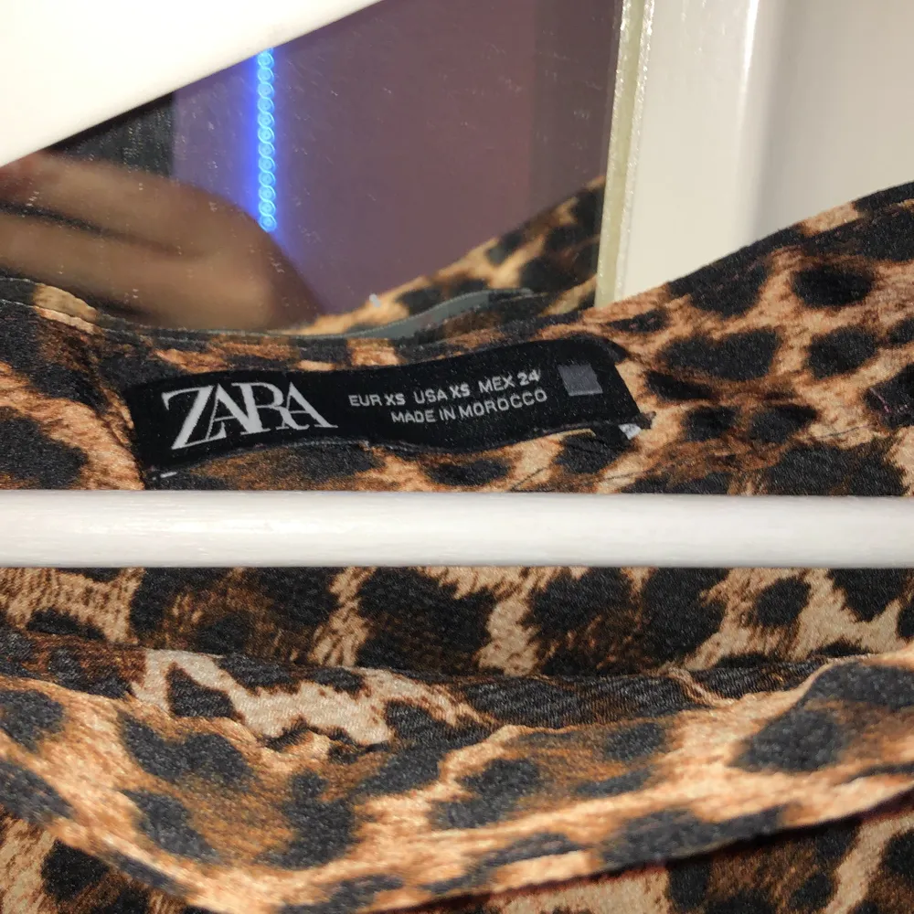 Säljer min leopard mönstrad kjol, köpt i New York på Zara för 500kr! Säljer för 200kr, då den är i ny skick och sällan använd. Inga skador. Strl XS och sitter tajt i midjan men har dragkedja vid midja. Frakt tillkommer💕. Kjolar.