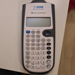 Miniräknare TI-30XB - Fungerar felfritt!                                                                   Nypris: ca 299 kr                                                                              Köparen står för frakt