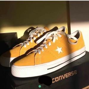 Converse one star yellow size 42 - Jättefina one star converse som är i en gul/mustard färg, jättefin till höst/jul. Köpta på plick men var för små, dock använda ca 3 ggr. Första bilden är ej min.  Lite små i storleken skulle säga att dessa är 41-41,5 mer än 42. Frakten är inräknad i priset (63kr)