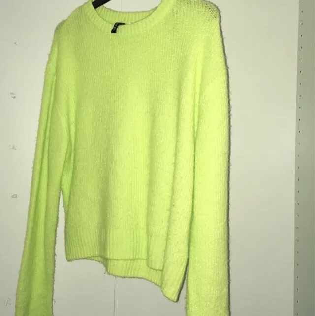 En neon grön tröja, perfekt att ha på fester elr på helloween om man ska ha något litet extra, köparen står för frakten. Priset kan diskuteras💕. Hoodies.