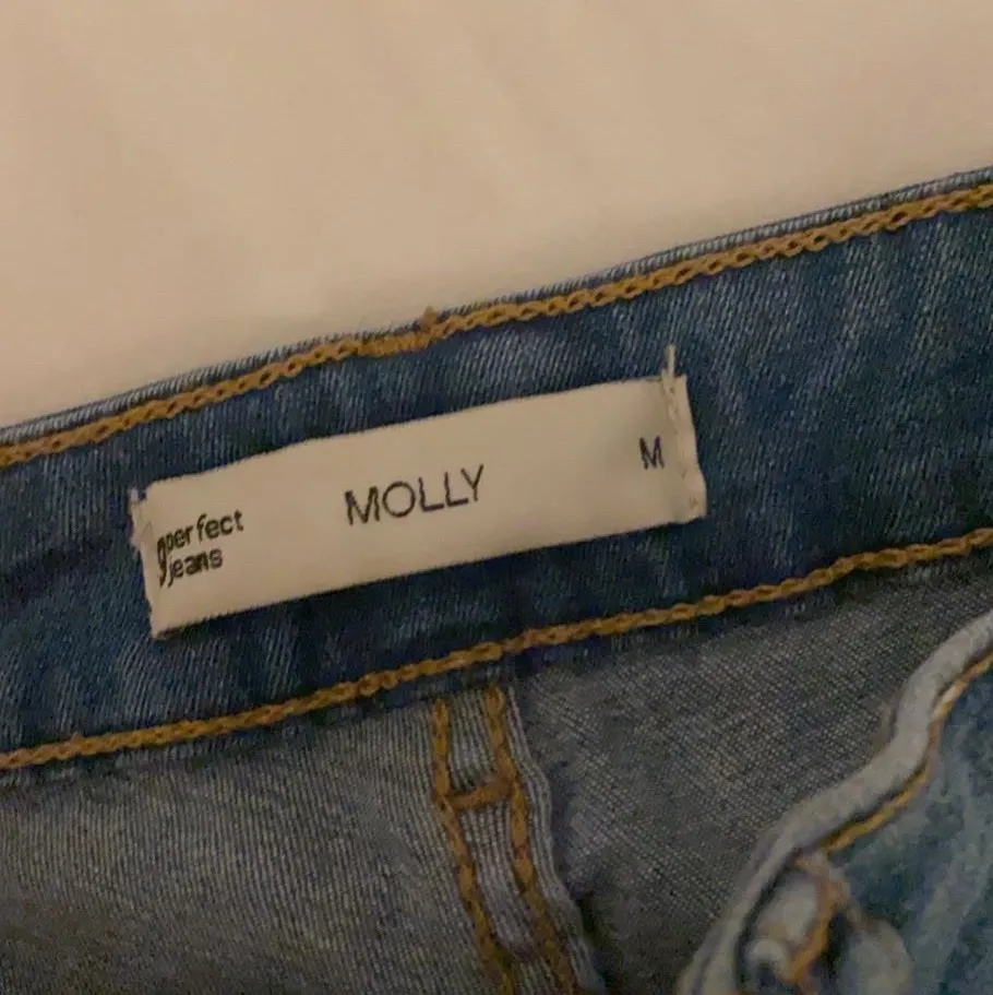 Snygga jeans från Gina Tricot i modellen Molly. Aldrig använda så i mycket fint skick. Köparen står för frakten!. Jeans & Byxor.