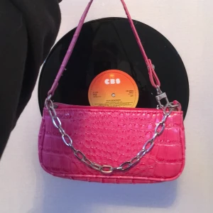 Baguettebag✨ - Säljer denna sjukt fina baguette väskan pga att jag inte får någon användning av den, den är i toppen skick och är lagom i storleken✨🦋 frakten ingår! 