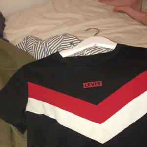 Levis T shirt, Carlings - Strl Xs men passar som S. knappt använd men skönt material och sitter snyggt över kroppen