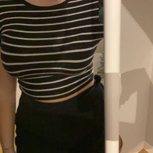 Randig topp stl S - Super stretchiga croppad topp från zara, vit och svart randig! Frakt tillkommer🤍🖤
