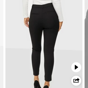 Kostymbyxor  - Svarta kostymbyxor från vero Moda. Storlek xxs men skulle säga att dom passar en xs eller en liten s. Använda fåtal gånger eftersom dom är för små. Formar kroppen jättefint💞 Nypris: 399
